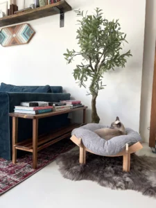 Lit pour chat Pagode : maison pour animaux de style asiatique en contreplaqué de bouleau avec coussin – Image 2